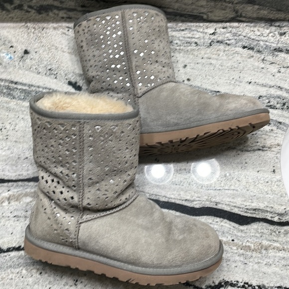 *RARE* UGG Cutout Short Boots - Picture 3 of 15